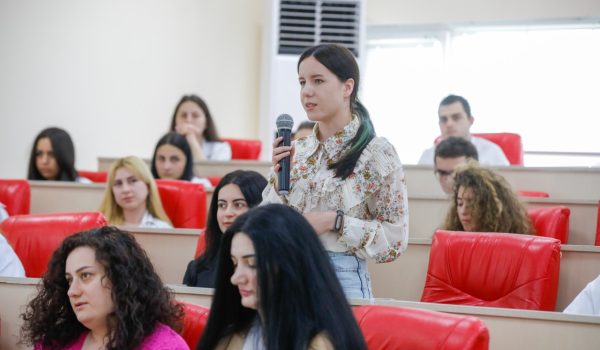 parlamentis-tavmjdomare-shalva-papuashvili-evropis-universitetis-studentebs-shekhvda10