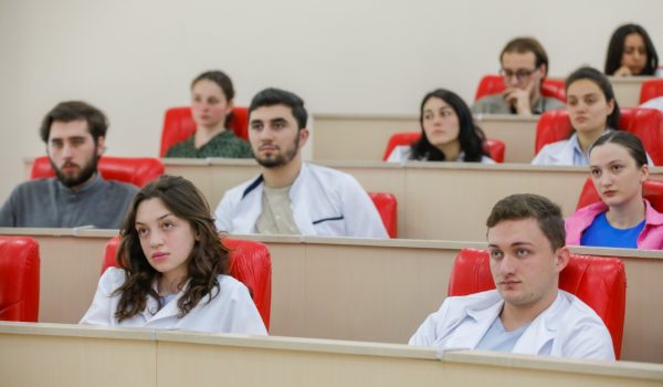 parlamentis-tavmjdomare-shalva-papuashvili-evropis-universitetis-studentebs-shekhvda17