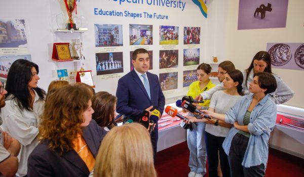 parlamentis-tavmjdomare-shalva-papuashvili-evropis-universitetis-studentebs-shekhvda3